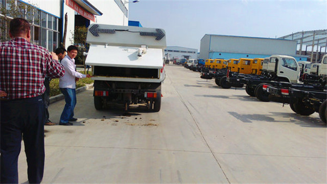 內(nèi)蒙客商正在參觀五十鈴<a href=http://m.honits.com/saoluche/ target=_blank class=infotextkey>掃路車</a>