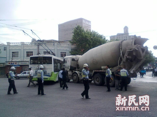 一輛19路電車在新閘路成都北路路口被一輛水泥<a href=http://m.honits.com/jbc/ target=_blank class=infotextkey>攪拌車</a>攔腰撞擊，車毀嚴(yán)重。通訊員 殷佳維 攝