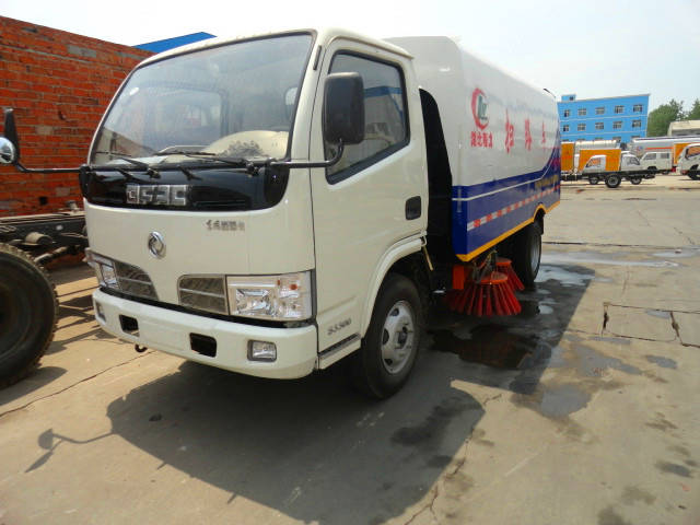  東風(fēng)福瑞卡道路清掃車（<a href=http://m.honits.com/saoluche/ target=_blank class=infotextkey>掃路車</a>）